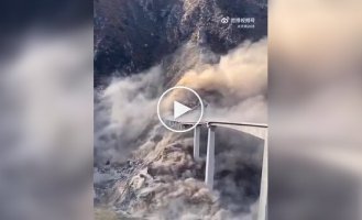 В Китае из-за оползня частично обрушился мост
