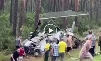 Belarusians who were driving along the highway at the time of the crash of the Russian Mi-24 helicopter are trying to extract the Russian pilot