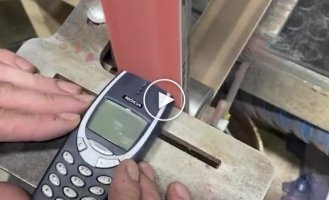 Залипательный и неприятный способ избавиться от легендарного Nokia 3310