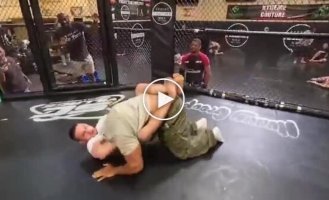 Бросок бодибилдинга против техники борцов MMA: Ларри Уилс в октагоне