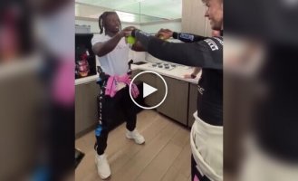 Игрок американского футбола и пилот Формулы 1 демонстрируют невероятные рефлексы