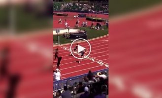 Спортсменка упала перед финишем, но все равно победила