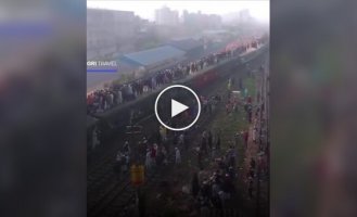 Бангладеш догоняет Индию — теперь и там самые переполненные поезда в мире