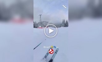 Сноуборд прокатился по горнолыжному склону без владельца