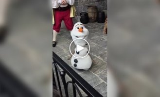 Робот-Олаф впервые пообщался с публикой