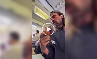 Чоловік з'їв цибулину просто в літаку: пасажири в шоці, стюардеса заливає салон освіжувачем