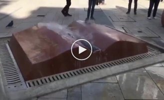 Незвичайний фонтан-книга в Угорщині