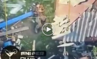 Украинский воин в упор стреляет в оккупанта