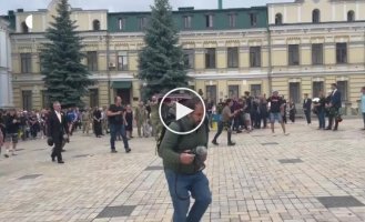 В Киеве в Михайловском соборе началось прощание с активистом Романом Ратушным