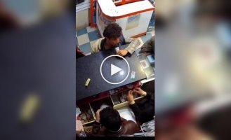 Парень укусил телефонный аккумулятор