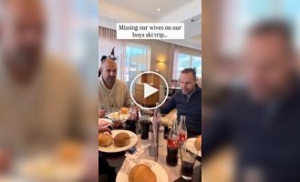 Мужчины грустят без своих жен на отдыхе