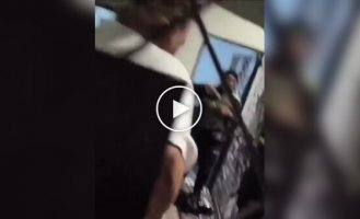 Грабитель застрял в окне второго этажа и начал звать на помощь хозяев дома