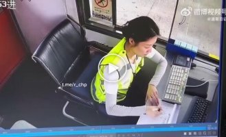 An uninvited guest scared a girl in China