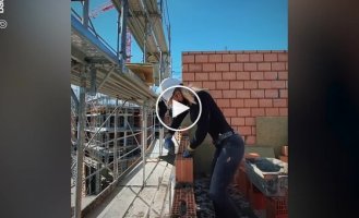 Жінка продемонструвала свою роботу муляром на будівельному об'єкті.