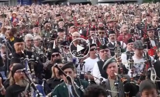 Виконали хіт ACDC: сотні музикантів із волинками встановили несподіваний світовий рекорд