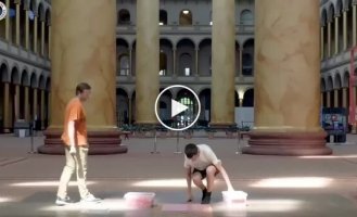 Американцы построили самую высокую башню из домино