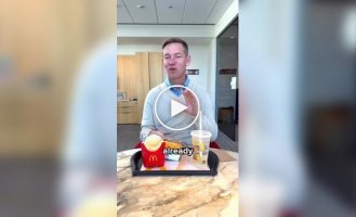 Глава McDonalds попытался съесть собственный бургер на камеру