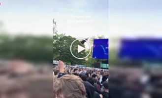 Парик стал импровизированным мячом толпы
