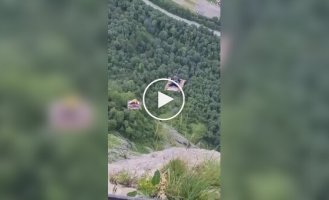 «Ковер-самолет, не подведи!»: безумный спуск экстремалов с горы