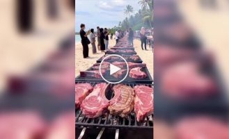 Испанский пляж на один день превратился в настоящий рай для мясоедов