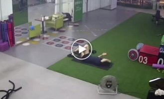 Девушка уснула в тренажерном зале