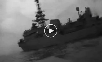 Нарезка применения бойцами ГУР Украины надводных дронов-камикадзе в Черном море