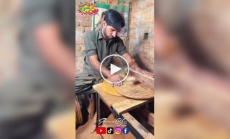 Мастер из Пакистана вручную изготовил необычный складной столик для фруктов