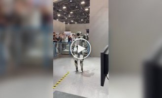 Попытка робота сделать заднее сальто