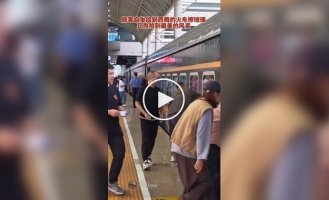 Навіщо пасажири китайського поїзда миють вікна у вагонах перед поїздкою