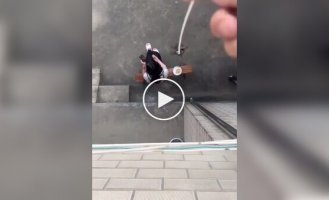 Парень с помощью веревки и жука стащил еду у девушки