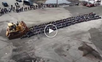 В Нью-Йорке полиция показательно раздавила сотни незаконных мопедов