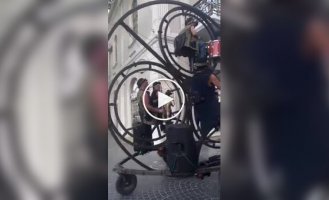 Музыканты в гигантском велоколесе