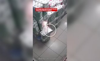 Мальчик пришел в супермаркет и поджег бумажные полотенца