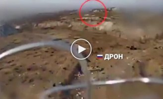 Украинский FPV-дрон сбивает российский Mavic на Авдеевском направлении