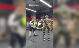 Китайський робот з легкістю збиває чоловіка з ног