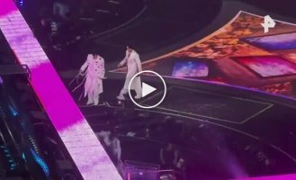 Музикант впав зі сцени під час концерту