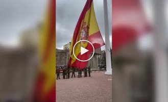 В Испании во время церемонии поднятия флага полотно порвалось и упало