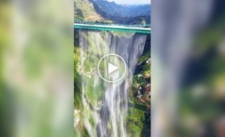 В Китае открыли самый высокий искусственный водопад в мире