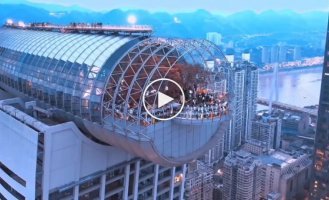 Swings at a height of 250 meters