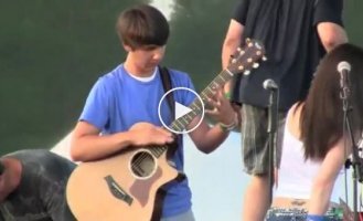 Молодой талантливый гитарист