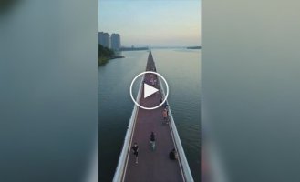 Impressive bicycle bridge in Xiamen (China)