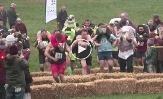 Фінська пара виграла бочку елю на змаганнях з переносу дружин у Великобританії переносу дружин