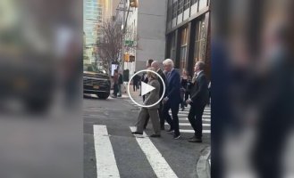 Билл Клинтон врезался в Хиллари на улице Нью-Йорка