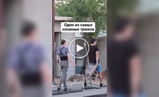 Парни показали эффектный трюк