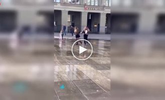Бернський фонтан жартує з перехожими: струмінь води потрапив прямо під спідницю