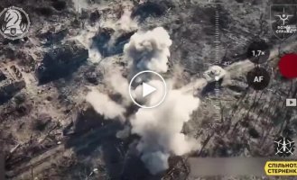 Ukrainian M2A2 Bradley infantry fighting vehicle, supported by FPV drones, destroys buildings with Russian military personnel near Avdiivka