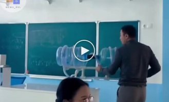Учитель физики из Казахстана создал бластерную пушку из бутылей для кулера