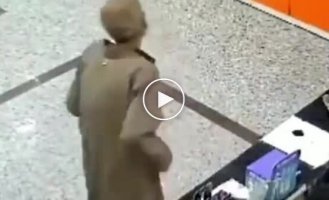 An elderly man surprised pharmacy staff with an unexpected acrobatic performance trick