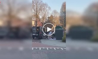 В Нидерландах разграбили контейнер с одеждой для нуждающихся