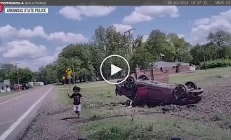 Погоня, переворот и чудо: ребенок сам выбрался из машины после ДТП
